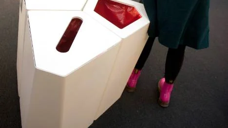 Papperskorgen Kite är skapad för miljösortering. Annica Doms har designat  den.