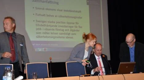 En speciell dag för Välkommaskolan när finansmarknadsminister Peter Norman presenterar regeringens budget direkt för eleverna. Gymnasiechef B-O Ström och biträdande gymnasiechef Per Wennebjörk flankerar ministern.FOTO: Marie Ridderström
