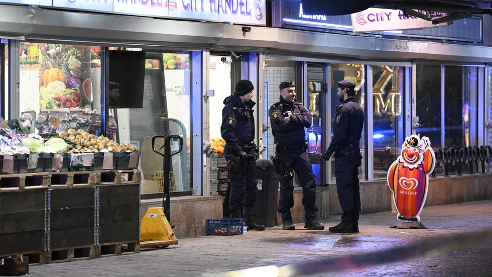 Poliser på plats i Skärholmen i södra Stockholm i onsdags då en man sköts till döds och en annan skadades.