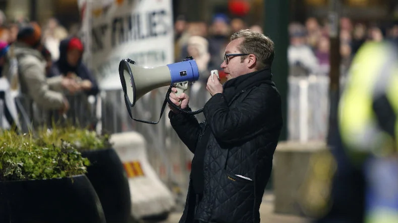 MALMÖ 2015-02-09
Galleristen Henrik Rönnquist talar på Stortorget i Malmö när proteströrelsen Pegida, som påstår att det pågår en islamisering av västvärlden, håller sitt första offentliga möte i Sverige. 
Foto: Drago Prvulovic / TT / Kod 70040