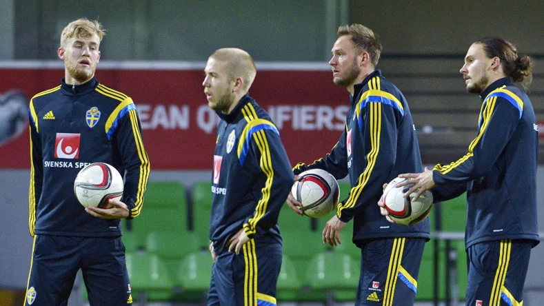 Anton Tinnerholm har sällskap av flera MFF-lagkamrater i landslaget, bland annat Filip Helander (vänster) och Erik Johansson (höger).
