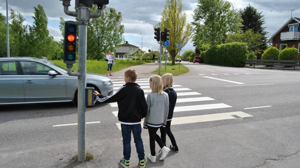 Farlig skolväg vid Egebyskolan. Barnen Hugo Davidsson, Sofie Andersson och Wilma Hallgren vid övergångsstället över Vetagatan i Mjölby.