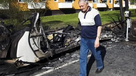 Runo Grundström lyckades fly undan lågorna, få loss gasoltuben och rädda den i säkerhet undan elden. Ett rådigt agerande som rönte beröm av polispatrullen på plats. Men resten av husvagnen övertändes snabbt och förvandlades till ett eldhav.  FOTO: Bengt-Åke Persson