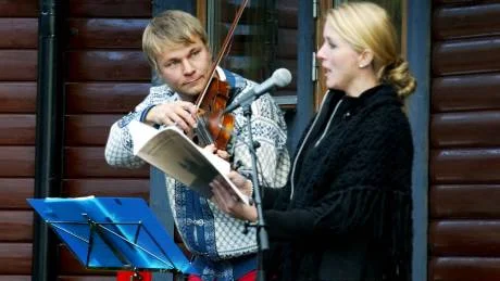 Daniel Wikslund och Carina Henriksson framförde både folkmusik och operatoner från verandan. FOTO: Hans Sternlund