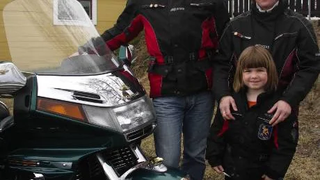 Per, Beatrice och Anna Bomark är en riktigt mc-familj som befinner sig ute på vägarna så mycket de bara hinner. Mc-blod har de även i generna - Beatrice från sina föräldrar och Per från syskonhåll. FOTO: Maria ödalen