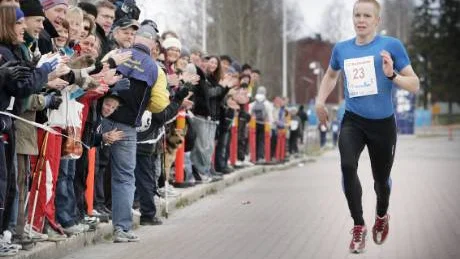 Målgången - där Tobias Lustig trots ensamloppet inför en hänförd publik lägger i överväxeln och spurtar järnet sista hundra metrarna.
