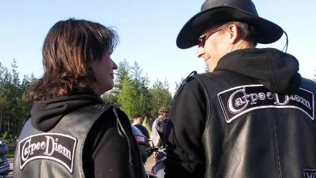 Ylva Kristmansson och Henrik Paananen, båda från Luleå, har iklätt sig sina nya fina klubbvästar. FOTO: Maria Ödalen