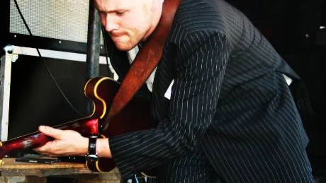Emil Arvidsson, förgrundsfigur i bluesbandet Emil & The Ecstatics gav järnet under Flakasands rock- och bluesfestival i lördags. Trots det var det problem för bandet att få publiken att släppa loss på dansgolvet.