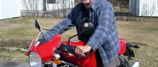 Motorcyklist varnar för vajerräcken