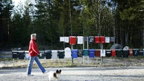 Solveig Berggren och Index är två som bosatt sig ute i skärgården. "Jag köpte stugan 2006 och bestämde mig för att flytta hit permanent".           FOTO: Pär Bäckström