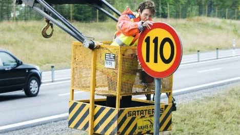 649 hastighetsskyltar ska bytas ut längs Europavägarna i Norrbotten och Västerbotten. Här, på E 4 mellan Råneå och Jämtön, byter vägdirektör Lena Dahlgren skylt från 90 till 110 km/h. Men på de flesta sträckor blir det en sänkning.FOTO: Bengt-Åke Persson