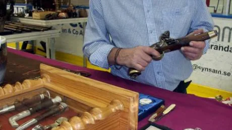 Kurt Lundqvist från Skellefteå trivs på antik- och samlarmässor och klockor och vapen intresserar honom mest.