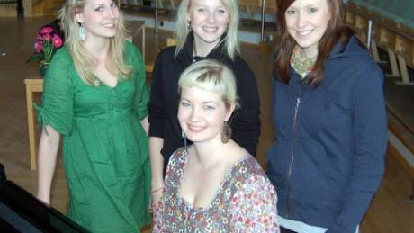 De går på Musikgymnasiet och ska sjunga jazz. Ida Enström (t v), Anna Erisson och Malin Lahti ser fram emot konserten med Runde Lindstedts niomannaband i Boden. Vid pianot sitter Anna Morin som är deras lärare och också ska sjunga på konserten.             FOTO: Leif Hammarström