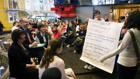 Centerriksdagsmannen Stefan Tornberg hade fullt upp när nästan 100 högstadie- och gymnasieelever från hela landet samlades på Teknikens hus i Luleå för att redovisa sina visioner i projektet Unga spekulerar. FOTO: Pär Bäckström