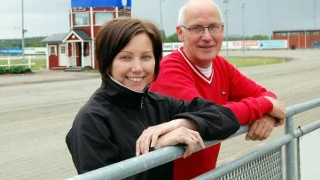 Glada miner på Peabtravet. Gunilla Nyberg, kanslist, och Sven Granström, spoetchef, ser fram emot årets största dag.foto: leif hammarström