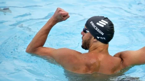 Legendaren Lars Frölander jublar efter sitt SM-guld på 100 m fjäril under SM-veckan i Halmstad.
