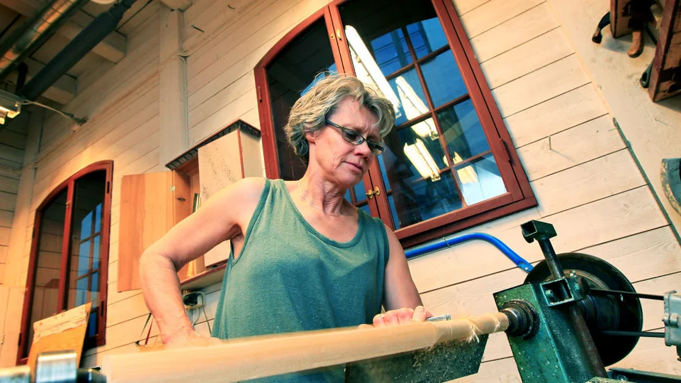 Helena Helgesson svarvar till infästningen på ett stolsben. Kul att jobba tredimensionellt, tycker hon.