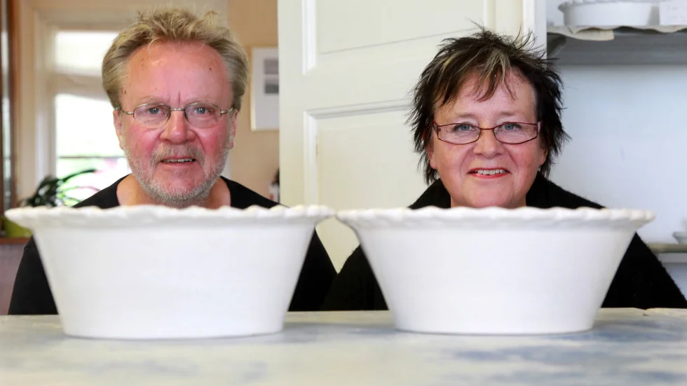 Keramikerna Jack Jacobsson och Elisabeth Sundin drejar på Ledbergs krukmakeri. FOTO: Tord Olsson