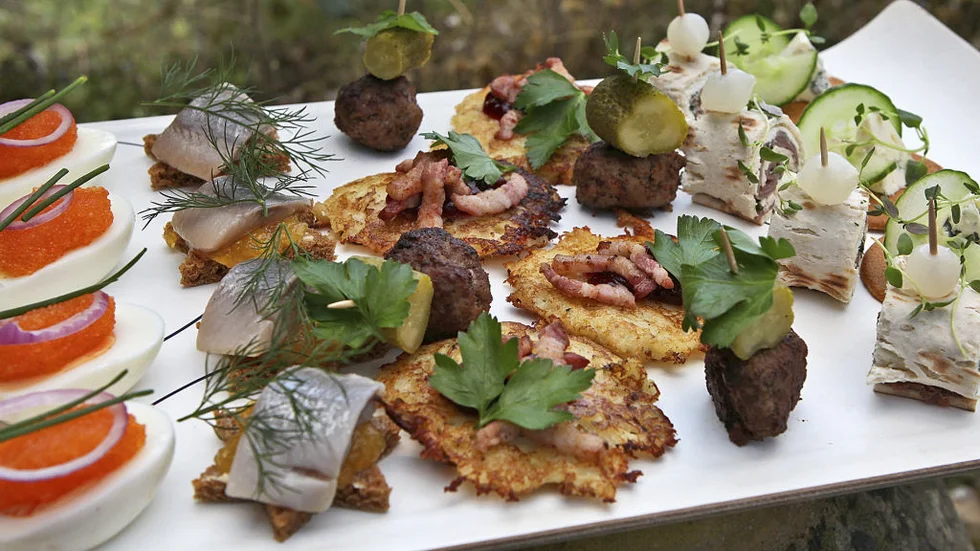 Svenska tapas är ett potpurri av hemtama smaker i miniatyrportioner. Perfekt festmat när kompisgänget samlas.