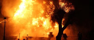 Villa totalförstörd i brand