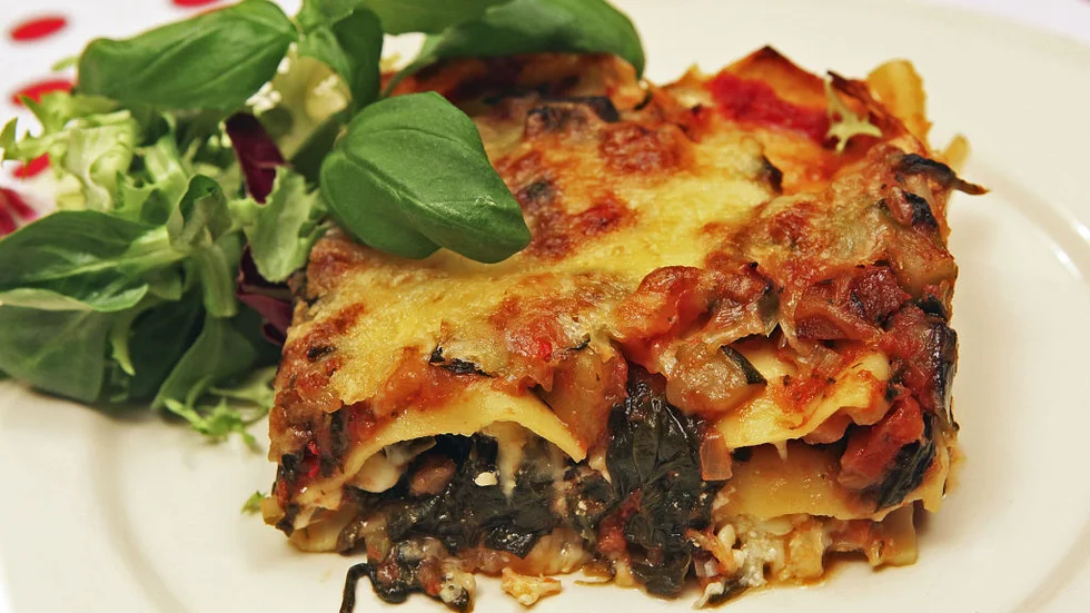 Vegetarisk lasagne är rik på smak från växtriket men hyggligt snål på fett. Ostsåsen är ersatt av färskost och riven ost.