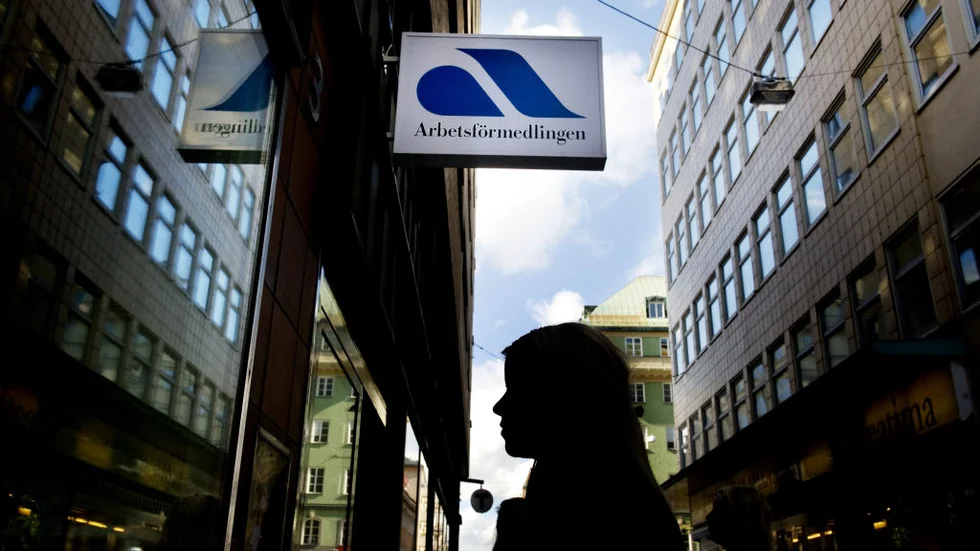 Det är svårt att förena en arbetsmarknadsutbildning på annan ort med familjeliv, anser  Utmattad. Arbetsförmedlingen förklarar hur regelverket ser ut. foto: jessica gow scanpix