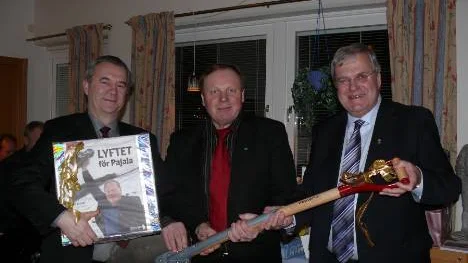 Riksdagsmannen Sven-Erik Bucht och landshövding Per Ola Eriksson medverkade vid Bengt Niskas avtackning.FOTO: ERIK MELLA