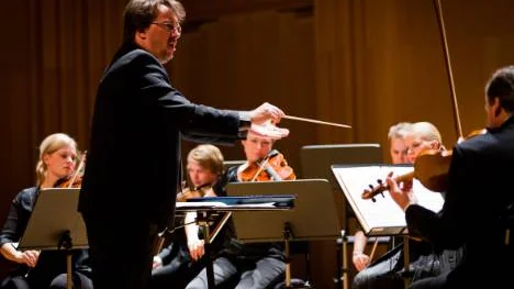 Dirigenten Petter Sundkvist ledde orkestern i tre stycken - Dag Wiréns serenad, Schumanns pianokonsert och Beethovens åttonde symfoni.