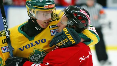 Dennis Boström i Björköven i en kärvänlig omfamning av Andreas Nyberg i Kiruna.