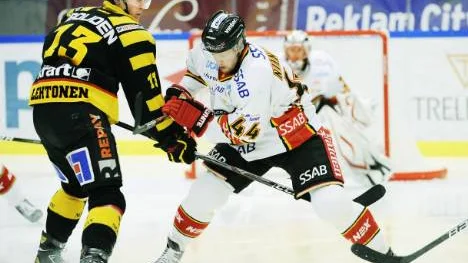 Finsk tvekamp mellan Skellefteås Mikko Lehtonen och Luleås Janne Niinimaa.