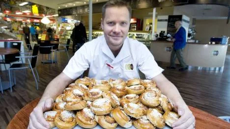 Konditorn Ulf Sundgren bullar upp inför kanelbullens dag. foto: pär bäckström