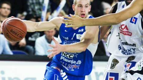 Martin Pahlmblad och LF Basket vann som väntat enkelt på bortaplan mot Eco Örebro.