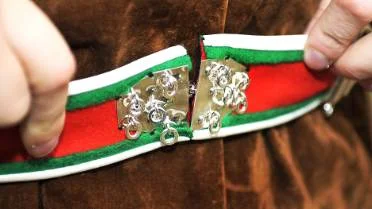 Bälteslåset har Isabel också gjort själv. Hon har gått en kurs i silversmide.