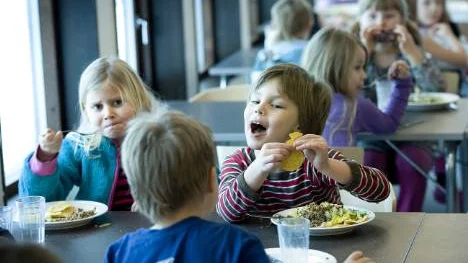 "Titta en chipsgubbe", säger Sebastian Paulusson. Svea Strand koncentrerar sig på maten och på att tugga ordentligt.FOTO: Kurt Engström