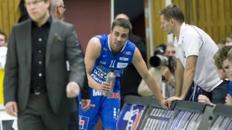 Det vilar en stor press på LF:s veteran Håkan Larsson som snabbt måste komma i form efter sina skadeproblem.