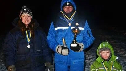 Torneåbon Mika Jaako i mitten fångade störst lake. Åsa och Hugo Andersson från Månsbyn kom tvåa respektive trea.