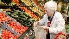 Pensionären Margaretha Ohly, 90, handlar mat i en livsmedelsbutik.