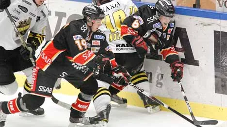 Luleås Daniel Mannberg och Kim Karlsson gör jobbet i sarghörnet när laget knäckte AIK med 2-1.