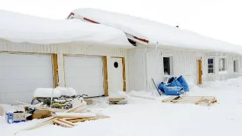 Arbetet med att slutföra byggnationerna i huset som treorna byggt sker av eleverna i tvåan. FOTO: Bengt-Åke Persson