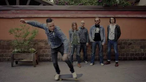 Skate or die. The Bear Quartet, hösten 2010, från vänster: Jejo Perkovic på brädan, gitarristen  Jari Haapalainen, textförfattaren och basisten Peter Nuottaniemi, sångaren Matitias Alkberg samt keyboardisten Carl Olsson.