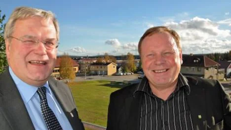 Per-Ola Eriksson och Bengt Niska är rörande överens om att Pajala måste kunna erbjuda attraktiva boendemiljöer för de som ska arbeta i nya Pajala. FOTO: K-L Sundqvist