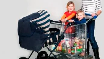 Shoppingvagnen LiftCart underlättar för småbarnsföräldra i affären.
