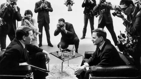 Engelske TV-profilen David Frost intervjuade Olof Palme 1969. Palmes liv skildras i den nyutgivna biografin "Underbara dagar framför oss" (Norstedts).