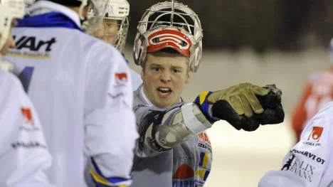 HT Bandy tog time out när cirka fem minuter återstod och målvakten Marko Herajärvi manade på utespelarna.