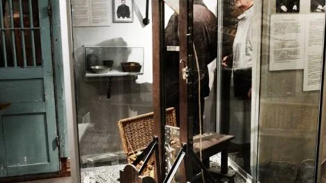 På bilden en miniatyr av giljotinen som användes vid den sista avrättningen i Sverige.
