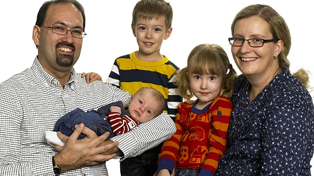 Maria och Patrik Nilsson, Sundsvall, med Oskar, Elsa och lillasyster Klara. Hon föddes 8/9. Vikt 3 378 g, längd 51 cm. Maria kommer från Linköping.