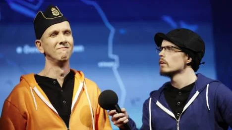 Erling Fredriksson som konstapel i Övre Lappgropens tomma polisdistrikt intervjuas av Per-Josef Idivuoma i Giron sámi teáhters kabaré Byfinnar, lappjävlar och annat pack.