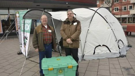 En hjälp i nöden. Under lördagen stod Olle Dahlquist, Bodens Rotaryklubb tillsammans med Allan Nyström, Boden Kungsbro Rotaryklubb, och skramlade pengar för att kunna köpa in fler shelterboxar som Rotary skickar till katastrofområden.