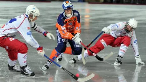 Svårstoppat. Kalix Bandy hade stora problem med starka Bollnäs i premiärens andra halvlek.