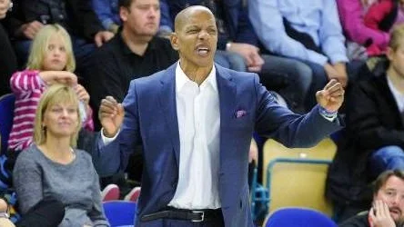 Det blev som NSD kunde avslöja redan i går. Den amerikanske forwarden Marcus Relphorde blir LF Baskets sista nyförvärv. Och coachen Charles Barton (bilden) är nöjd med lagbygget. "Det kommer bli riktigt bra", säger han.